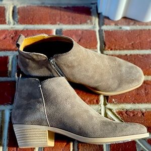 Dolce Vita Taupe Suede Booties Size 9